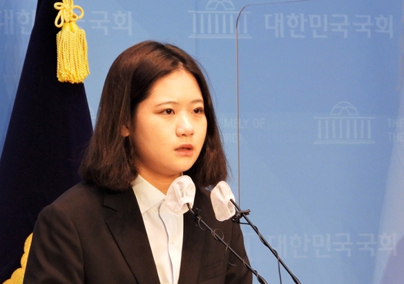 ▲민주당 박지현 비대위원장이 24일 오전 국회 소통관에서 기자 회견을 열고 “민주주의에 가슴 뛰던 그 민주당의 모습으로 돌아가겠다”라며 기회를 달라고 호소하고 있다.Ⓒ영등포시대