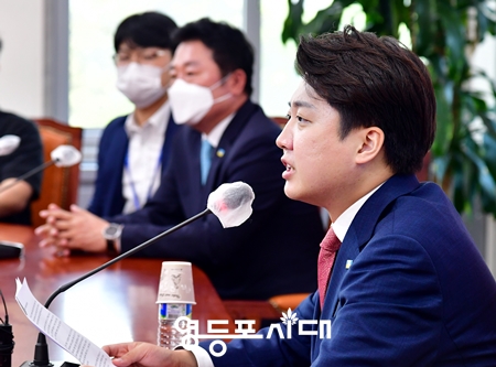 ▲국민의힘 이준석 당 대표가 24일 오후 국회에서 기자회견을 열고 “책임지는 정치, 4년 책임론”을 강조하고 있다. Ⓒ영등포시대