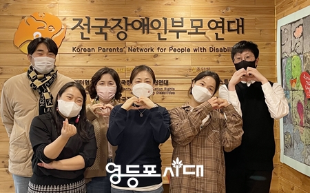 ▲유민태 사업팀장, 이진숙 운영지원팀장, 서은주 사무국장, 정희경 센터장, 허지선 사회복지사, 공무원 사회복지사(왼쪽부터)