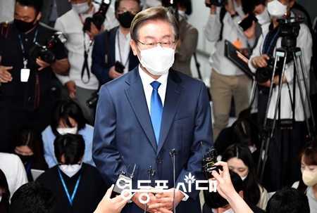 ▲7일 국회로 첫등원한 민주당 이재명 의원이 기자들의 질문에 답하고 있다.Ⓒ