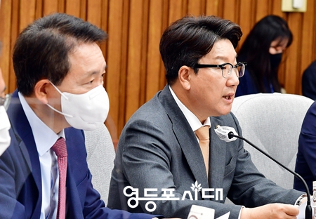 ▲7일 국회에서 열린 국민의힘 원내대책회의에서 권성동 원내대표(사진 오른쪽)가 “지방선거가 마무리되고 이제 국회의 시간이다”라고 강조하고 있다. Ⓒ영등포시대 