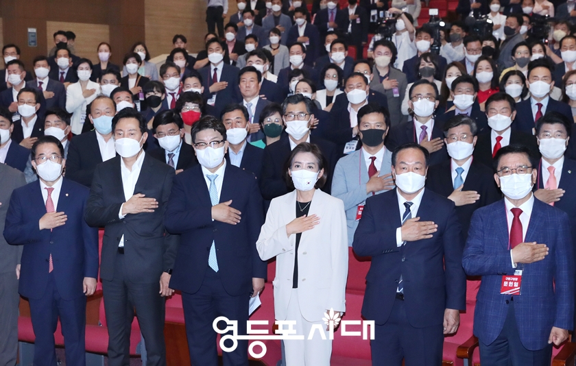 ▲6·1지방선거 당선자들이 당선자대회 및 워크숍에 참석한 관계자들이 국민의례를 하고 있다. Ⓒ영등포시대