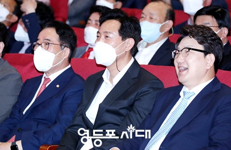 ▲6월 9일 의원회관 대회의실에서 개최된 6•1지방선거 당선자대회 및 워크숍에 참석한 국민의힘 박성중 서울시당위원장, 오세훈 시장, 권성동 원내대표가 나란히 앉아있다.(사진 왼쪽부터) Ⓒ영등포시대