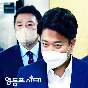 ▲6월 20일 오전 최고위원회의 참석을 위해 회의장을 향하고 있는 이준석 대표와 김철근 정무 실장(왼쪽) Ⓒ영등포시대 db