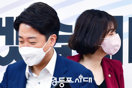 ▲최근 최고위원회의 비공개회의, 현안을 논의와 관련해 설전을 벌인 이준석 대표와 해현진 최고위원이 회의장에 들어서면서 서로 다른 곳을 바라보고 있다. Ⓒ영등포시대