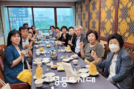 ▲23일 여의도 한 중식당에서 열린 오찬에 참석한 영등포시대 공감기자단이 포즈를 취하고 있다. Ⓒ영등포시대