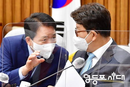 ▲성일종 정책위의장(사진 왼쪽)이 권성동 원내대표와 귀엣말을 하고 있다. Ⓒ영등포시대 