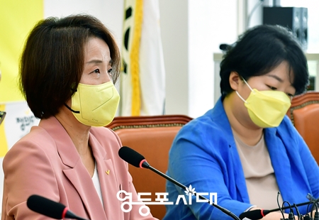 ▲정의당 이은주 비상대책위원장(사진 왼쪽)이 14일 오전 국회에서 열린 비대위원회에 참석해  “한국은행 빅스텝 단행, 정부는 서민 취약계층 연착륙 방안 강구해야 한다”라고 촉구하고 있다. Ⓒ영등포시대