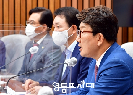 ▲국민의힘 권성동 원내대표(사진 오른쪽)가 15일 국회에서 열린 원내대책회의에서 “민주당은 그동안 공영방송의 불공정 보도의 실질적 수혜를 입었다”라고 주장하고 있다. Ⓒ영등포시대