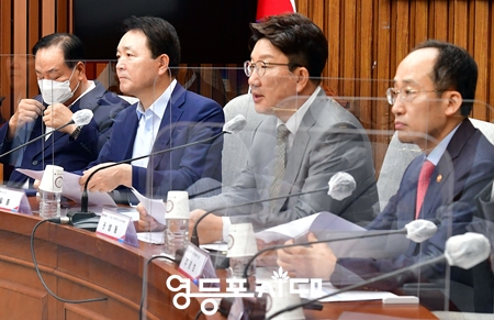 ▲권성동 당 대표 직무대행 겸 원내대표(사진 오른쪽에서 두번째)가 모두발언을 하고 있다. Ⓒ영등포시대