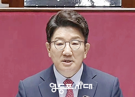 ▲국민의힘 권성동 원내대표가 21일, 제398회 국회(임시회) 교섭단체 대표연설에서 “민생 위기는 문재인 정부의 유산이다”라고 밝히고 있다. Ⓒ국회방송 캡처