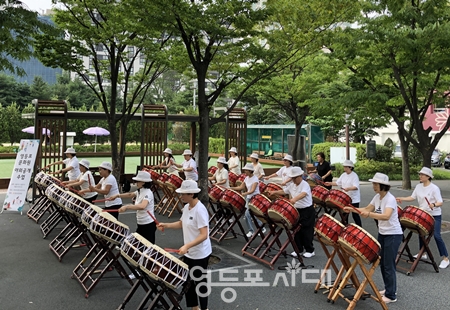 ▲7월 26일 영등포문화원 앞 영등포공원 중앙무대에서 진행된 북장단 난타 야외수업 Ⓒ영등포시대