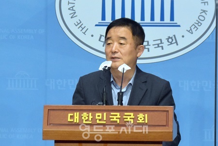 ▲강득구 국회의원이 31일 국회 소통관에서 기자회견을 열고 윤석열 정부가 추진하는 ‘초등학교 입학연령 하향’에 대해 강력하게 비판하고 있다.ⓒ강득구 의원실