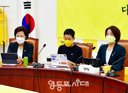 ▲정의당 이은주 원내대표(사진 오른쪽)이 2일 국회에서 열린 의원총회 모두 발언에서 교육부의 초등학교 취학 학제 개편에 대해 “단호하게 반대한다”라고 밝히고 있다. Ⓒ영등포시대 