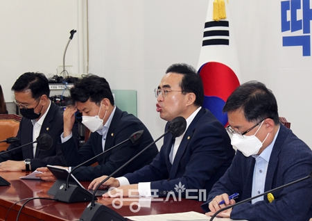 ▲박홍근 민주당 원내대표(왼쪽 사진 오른쪽에서 두 번째)가 4일 오전 국회 원내대표 회의실에서 열린 정책조정회의에서 윤석열 정부 문제점을 조목조목 지적하고 있다. Ⓒ영등포시대