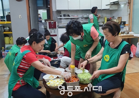 ▲문래동 부녀회가 5일 문래동 구립목화경로당에서 어르신들에게 대접할 콩국수 등 음식을 준비하고 있다. Ⓒ영등포시대