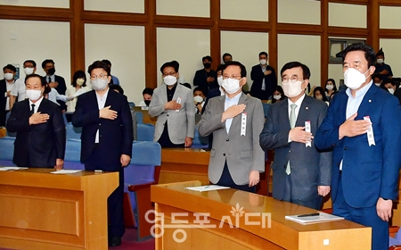 ▲이준석 대표계로 분류되는 하태경, 조해진 의원(사진 왼쪽)이 국민의례를 하고 있다. Ⓒ영등포시대