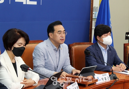 ▲민주당 박홍근 원내대표가 8일 오전 국회에서 비상대책위원회를 열고 “대통령실 인적 쇄신”을 촉구하고 있다. Ⓒ영등포시대