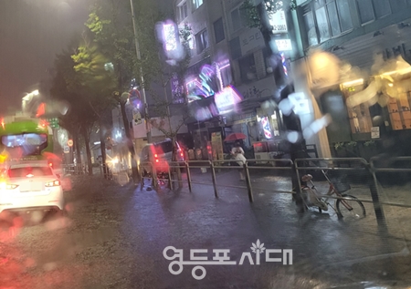 ▲8일 저녁 쏟아진 폭우로 차도와 인도의 경계가 사라진 영등포유통상가 사거리 근처 Ⓒ영등포시대