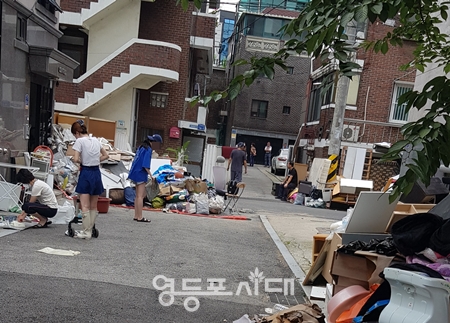 ▲신길 6동 대방천로 인근 주택가에 물이 들어차 주민들이 가재도구 등을 정리·청소를 하고 있다. Ⓒ김수경 공감기자