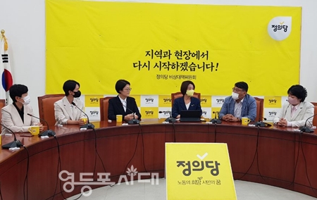▲정의당 이은주 비대위원장(사진 오른쪽에서 세 번째)이 11일 국회에서 진보당 윤희숙 상임대표와 홍희진 청년진보당 대표 등의 내방을 받고 인사말을 하고 있다. Ⓒ영등포시대