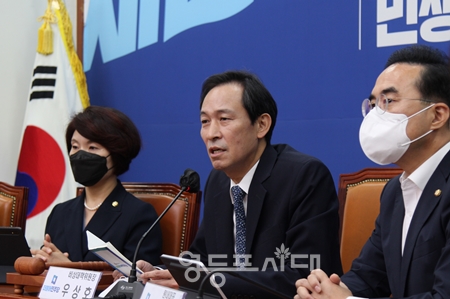 ▲민주당 우상호 비대위원장(사진 가운데)이 12일 오전 국회에서 열린 비대위원회 모두 발언에서 “반성하지 않는 정부는 국민이 심판을 내려 줄 것이다”라고 밝히고 있다. Ⓒ영등포시대