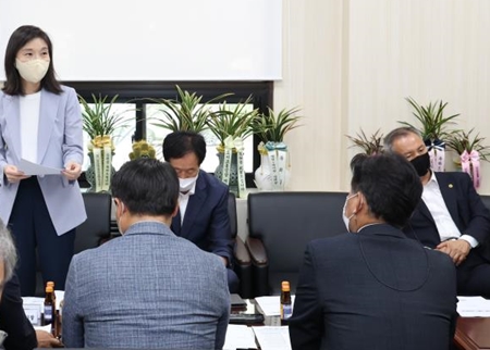 ▲서울시의회 국민의힘 의원 이동이 서울시청과 긴급 당정회의를 하고 있다.