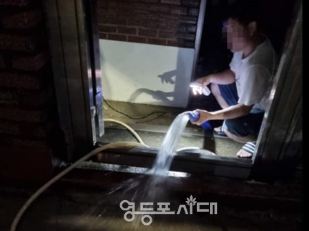 ▲대림동 반지하에 거주하는 주민이 양수기로 물을 퍼내고 있다. Ⓒ박용찬 당협위원장 페이스북 캡처
