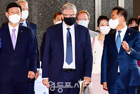 ▲8월 16일 오전 국회에 도착한 빌 게이츠(사진 가운데)가 이광재 국회 사무총장(사진 오른쪽)의 안내를 받으며 국회의장실로 향하고 있다. Ⓒ영등포시대