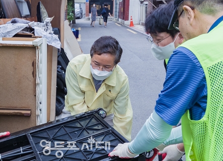 ▲최호권 영등포구청장이 17일, 대림 2동 수해 현장을 찾아 직접 침수 가구를 옮기고 잔해를 치우는 등 복구 활동을 벌이고 있다. Ⓒ영등포구 