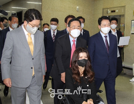 ▲주호영 비대위원장이 이소희 비대위원의 휠체어를 밀며 회의장을 향하고 있다. Ⓒ영등포시대