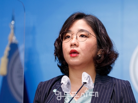 ▲용혜인 기본소득당 국회의원이 18일 국회 소통관에서 기자회견을 열고 “윤석열 정부의 퇴행에 단호하게 맞서 싸우는 기본소득당을 만들겠다”라며 기본소득당 3기 상임대표 출마를 선언하고 있다. Ⓒ영등포시대 