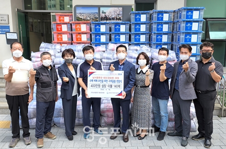  ▲남서울환경 직원과 경숙현 대표가 18일, 이불 140채를 수재민을 위한 후원으로 영등포구사회복지협의회에 전달하고 있다. Ⓒ영등포구사회복지협의회 