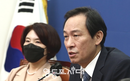 ▲민주당 우상호 비대위원장이 8월 22일 국회 본청 당 대표회의실에서 열린 비상대책위원회 모두 발언에서 윤석열 정부를 향해 “정치보복 수사에 올인한 정권을 국민이 외면하게 될 것”이라는 점을 경고하고 있다.Ⓒ영등포시대 