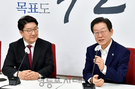 ▲이재명 민주당 대표(오른쪽 사진)가 8월 31일 국회에서 권성동 원내대표의 예방을 받고 환담하고 있다. Ⓒ영등포시대