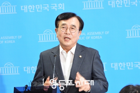 ▲서병수 국민의힘 전국위 의장이 8월 31일 오후 국회 소통관 브리핑룸에서 기자회견을 열고 ‘전국위 의장직’ 사퇴를 선언하고 있다.Ⓒ영등포시대