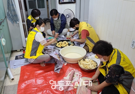 ▲도림동 자원봉사 캠프가 추석 명철을 앞두고 부침개와 송편 나눔 행사를 위해 준비하고 있다. Ⓒ영등포시대