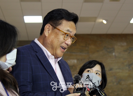 ▲국민의힘 정진석 비대위원장 내정자가 8일 아침 출근길에서 기자들과 만나 비대위원장 수락에 대한 배경과 심정을 밝히고 있다. Ⓒ영등포시대