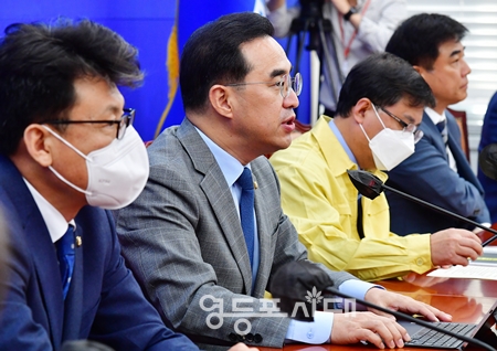 ▲민주당 박홍근 원내대표(사진 가운데)가 8일 국회에서 열린 정책조정 회의에 참석해 “정부 여당의 민생 외면, 경제 무능 나아질 기미가 보이지 않는다”라고 비판하고 있다. Ⓒ영등포시대 