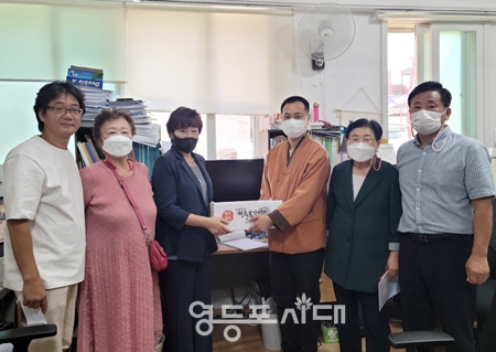 ▲영등포시대 자문위원회 이대훈 총무와(사진 왼쪽) 영등포 road 오현숙 회장(사진 왼쪽에서 세 번째)이 ‘햇살보금자리’에 송편과 소정의 후원금을 전달하고 있다. Ⓒ영등포시대