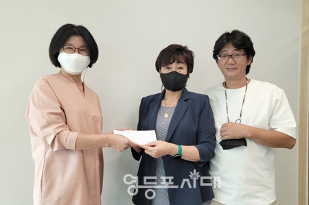 ▲영등포시대 자문위원회 이대훈 총무(사진 오른쪽)와 영등포 road 오현숙 회장(사진 오른쪽에서 두 번째)이 씨드센터 김효선 센터장(사진 왼쪽)에게 송편과 소정의 후원금을 전달하고 있다. Ⓒ영등포시대