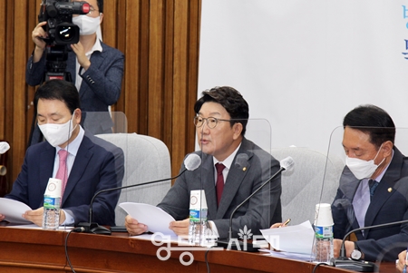 ▲국민의힘 권성동 원내대표(사진 가운데)가 13일 오전 국회에서 원내대책회의를 주제하고 “추석 민심은 여야가 선의의 경쟁을 하고 협치해야 한다는 것이다”라고 강조하고 있다. Ⓒ영등포시대