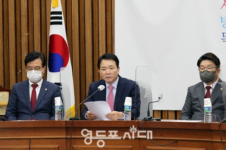 ▲성일종 정책위의장(사진 가운데)이 “국민은 이재명 대표의 수사를 정당하게 보고 있다는 것을 명심하기를 바란다”라고 말하고 있다. Ⓒ영등포시대