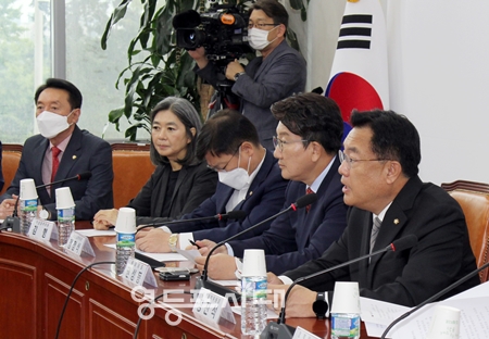 ▲국민의힘 정진석 비대위원장(사진 오른쪽)이 14일 오전 국회에서 첫 번째 비대위원회를 열고 “정치권의 정쟁이 국회로 밀려들고 있다”라고 지적하고 있다.Ⓒ영등포시대