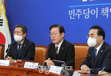 ▲이재명 대표(사진 가운데)가 모두 발언 중 김성환 정책위의장에게 “시장격리 제도가 있는데 정부가 하지 않는 이유는 무엇이고 민주당의 대책은 무엇인지”를 묻고 있다.Ⓒ영등포시대