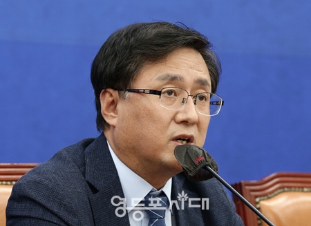  ▲김성환 정책위의장이 윤석열 대통령의 영국, 미국, 캐나다 방문과 관련 “한국 전기차에 가하는 보조금 차별 문제를 해결하고 오기 바란다”라고 주문하고 있다. Ⓒ영등포시대 