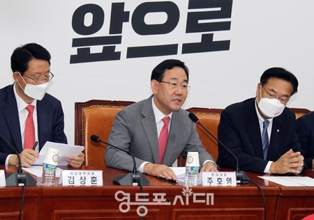 ▲주호영 원내대표가 “민주당은 야당이 되고 국회 다수의석을 가지고 있다고 표를 의식해서 이렇게 무책임한 법안을 남발하는 것은 제발 자제되어야 한다”라고 당부하고 있다. Ⓒ영등포시대