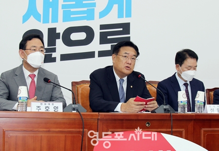 ▲정진석 국민의힘 비대위원장이 22일 국회에서 열린 비대위 모두 발언에서 윤석열 대통령의 UN 총회 연설에 대해 극찬하고 있다. Ⓒ영등포시대