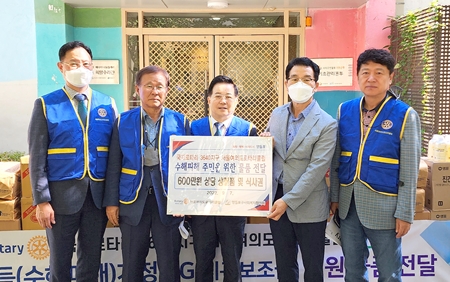 ▲서울 여의도로타클럽 관계자들이 영등포구사회복지협의회에 후원 물품을 전달한 뒤 기념사진을 찍고 있다. Ⓒ영등포구사회복지협의회