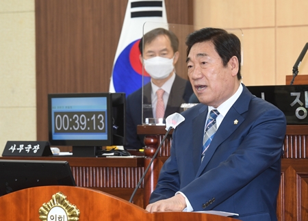 ▲9월 29일 열린 영등포구의회 제239회 제2차 정례회 5분 발언에 나선 유승용 의원이 “인사이동에 대한 공무원 노조의 부정적 평가의 이유 등”을 조목조목 따져 묻고 있다.